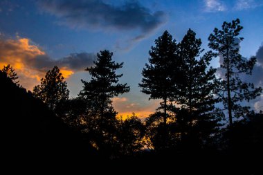 Dağlarda güzel bir gün batımı