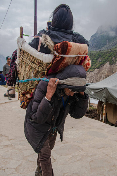 Человек в шляпе автомобиля