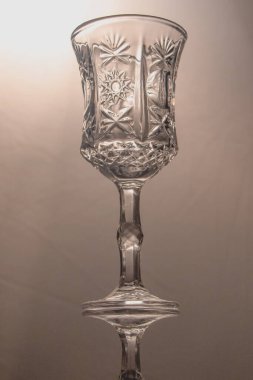 Siyah arka planda boş bir kadeh şarap.