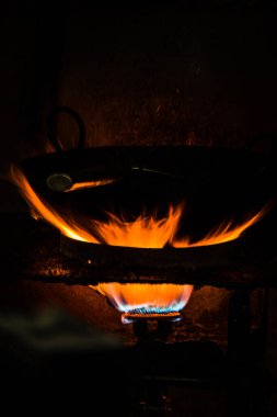 Ocakta alev alev yanıyor.