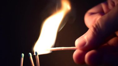 Siyah arkaplanda eşleşme yazılıyor