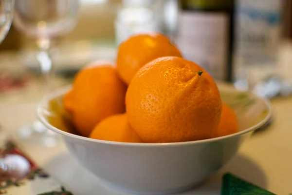 Белая Круглая Чаша Свежими Апельсинами Столе Обед — стоковое фото