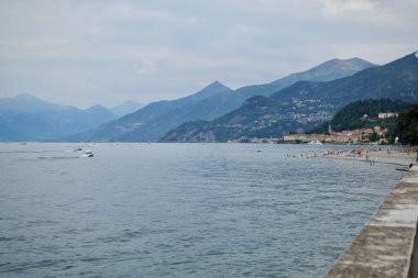 Tekne ve turistlerle dolu göl manzarası