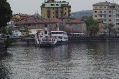 Como Gölü 'nün kendine özgü feribotu.