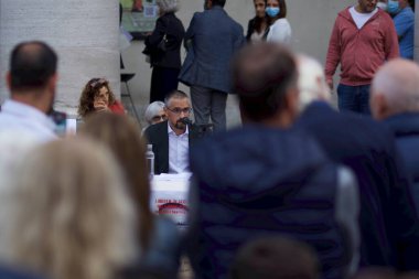 Como, İtalya - 2 Ekim 2021 - Yeşil geçidi protesto eden bir grup vatandaş