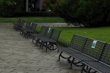 Yağış ve Park Bench 'e 1 metre mesafede.