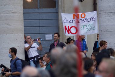 Como, İtalya - 2 Ekim 2021 - Yeşil geçidi protesto eden bir grup vatandaş