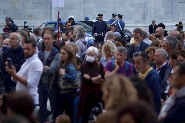 Como, İtalya - 2 Ekim 2021 - Yeşil geçidi protesto eden bir grup vatandaş