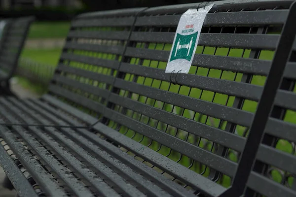 Yağış ve Park Bench 'e 1 metre mesafede.