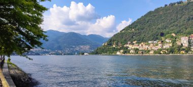 Limanı yeşil dağlarla çevrili Como Gölü manzarası