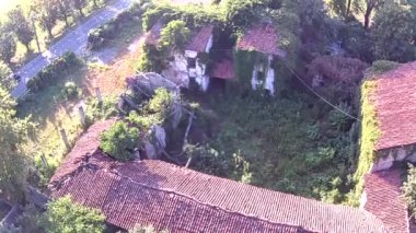 3 numaralı ağaçlarla çevrili terk edilmiş bir kırsal evin havadan görünüşü.