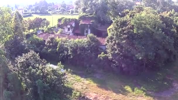 环绕着树木的废弃乡村房屋的鸟瞰图 — 图库视频影像