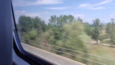 Trenin penceresinden kırsal bölgeleri ve ünlü tepeleri olan tipik İtalyan manzarası.