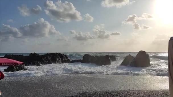 Spektakulär Natur Effekt Havsvågor Klipporna Blåsig Dag Med Färgad Solnedgång — Stockvideo