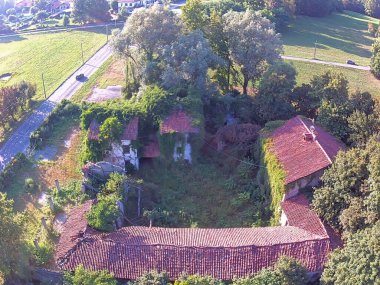 Kırsal bölgedeki terk edilmiş ev çiftliğinin havadan görünüşü