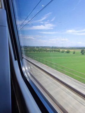 Hızlı tren pencerelerinden italyan kırsalının manzarası dinleniyor