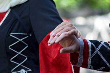 Bir ortaçağ elbisesinin ellerine yakın plan.