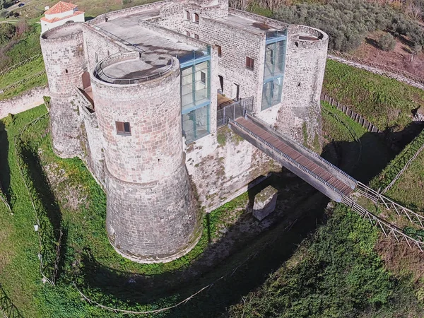 Güney İtalya 'da 13. yüzyıldan kalma klasik dört kulesi ve asma köprüsü olan antik bir Aragon kalesi.