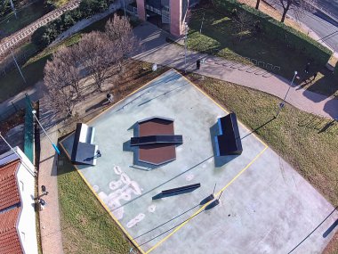 Kahverengi ahşap malzemeyle kaykay parkının tepesinden simetrik hava görüntüsü