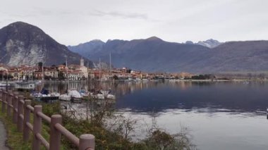 İtalya 'daki Maggiore Gölü' ndeki Pallanza köyünün muhteşem manzarası, kış mevsiminin 3.