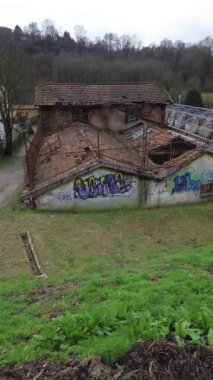 Kırsal kesimde terk edilmiş bir ev, kırsal kesimde terk edilmiş eski bir binanın kalıntıları, Letonya