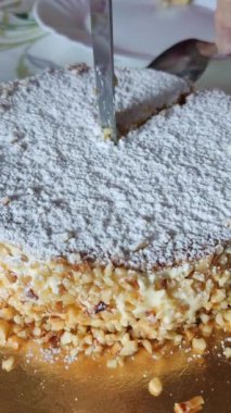 Üzerinde beyaz toz ve şeker olan lezzetli bir kekin dikey çekimi.