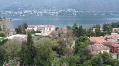 Villa D 'Este' nin mavi göl arka planı 6 olan fantastik manzarası hakkında havadan görüntünün sinematik etkisi