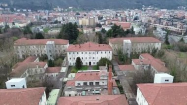 19. yüzyılda terk edilmiş kısmen terk edilmiş bölgeleri olan eski bir psikiyatri hastanesi.
