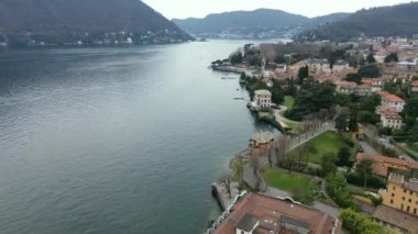 Villa D 'Este' nin mavi göl arka planı 6 olan fantastik manzarası hakkında havadan görüntünün sinematik etkisi