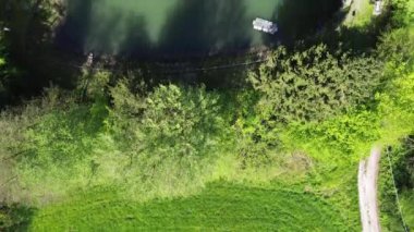 Parktaki gölün havadan görünüşü