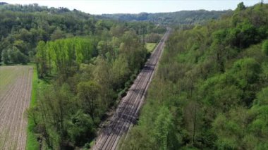 Ormandaki demiryolu rayları, hava manzarası.