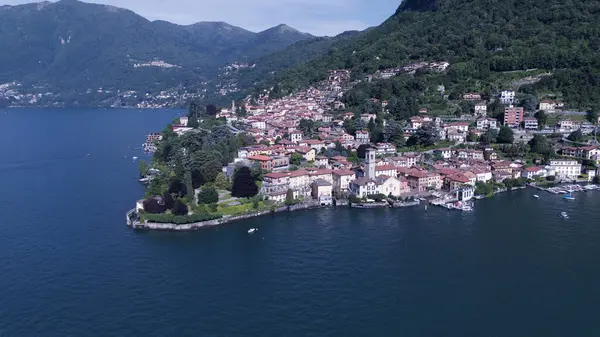 Como Gölü 'ndeki Torno kasabasının muhteşem hava manzarası