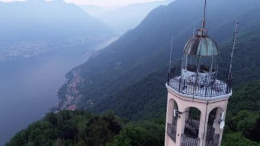 Alessandro Volta deniz fenerinin muhteşem hava manzarası. Romantik ve renkli günbatımı arka planı Como Lake dağlarında.