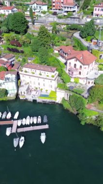 Como Gölü 'ndeki tipik bir İtalyan kasabası olan Torno' nun bahçeleri ve küçük romantik caddeleriyle ilgili sinematik çekimler.