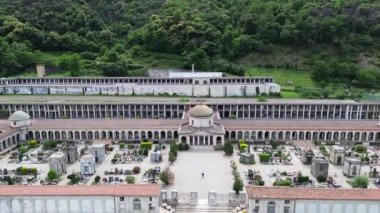 Güneş ışığı altında sessiz anıtsal Como Mezarlığı 'nın havadan görünüşü