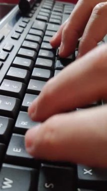 dikey eller siyah klavyeye dokunur ve fareyi kredi kartıyla ödemeye ve küçük siyah bir defterdeki kalemle not almaya götürür.