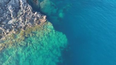 Scalea şehri yakınlarındaki Calabrian sahilinde gri kayalar ve mavi denizin havadan görüntüsü