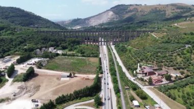 Carolina Vanvitelli su kemerlerinin insansız hava araçlarının 1762 'de Caserta yakınlarında yaz ışıklarında inşa edildiği muhteşem bir manzara.