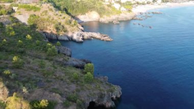 Scalea şehri yakınlarındaki Calabrian sahilinde gri kayalar ve mavi denizin havadan görüntüsü
