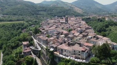 Yazın yukarıdan Sant 'Agata de' Goti 'nin tarihi merkezinin ve katedralinin havadan görünüşü