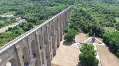 Carolina Vanvitelli su kemerlerinin insansız hava araçlarının 1762 'de Caserta yakınlarında yaz ışıklarında inşa edildiği muhteşem bir manzara.