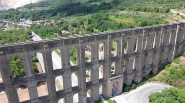 Carolina Vanvitelli su kemerlerinin insansız hava araçlarının 1762 'de Caserta yakınlarında yaz ışıklarında inşa edildiği muhteşem bir manzara.