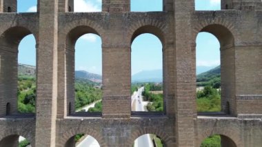 Carolina Vanvitelli su kemerlerinin insansız hava araçlarının 1762 'de Caserta yakınlarında yaz ışıklarında inşa edildiği muhteşem bir manzara.