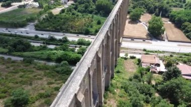 Carolina Vanvitelli su kemerlerinin insansız hava araçlarının 1762 'de Caserta yakınlarında yaz ışıklarında inşa edildiği muhteşem bir manzara.