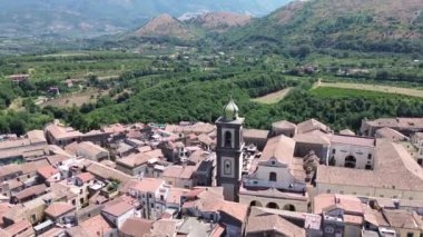 Yazın yukarıdan Sant 'Agata de' Goti 'nin tarihi merkezinin ve katedralinin havadan görünüşü