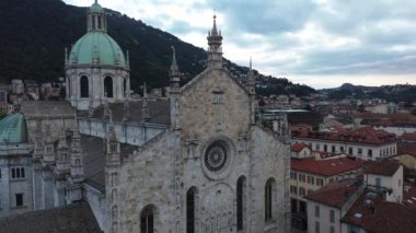 Como 'nun gotik katedralinin sinematografik görüntüsü gölün yakınındaki tarihi merkezde eski binalarla çevrili.