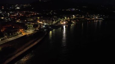 Calabria 'nın Scalea yakınlarındaki deniz kenti Diamante üzerinde nefes kesici bir gece manzarası var.