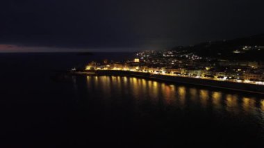 Calabria 'nın Scalea yakınlarındaki deniz kenti Diamante üzerinde nefes kesici bir gece manzarası var.
