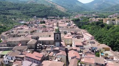 Yazın yukarıdan Sant 'Agata de' Goti 'nin tarihi merkezinin ve katedralinin havadan görünüşü