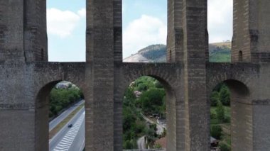 Carolina Vanvitelli su kemerlerinin insansız hava araçlarının 1762 'de Caserta yakınlarında yaz ışıklarında inşa edildiği muhteşem bir manzara.